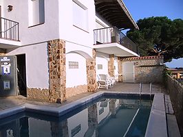 Villa mit spektakulärem Meerblick zur Vermietung in Cala Canyelles.