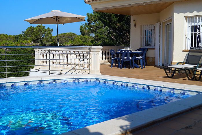Lovely house with 2 bedrooms and private pool for rent in Canyelles-Lloret de Mar
