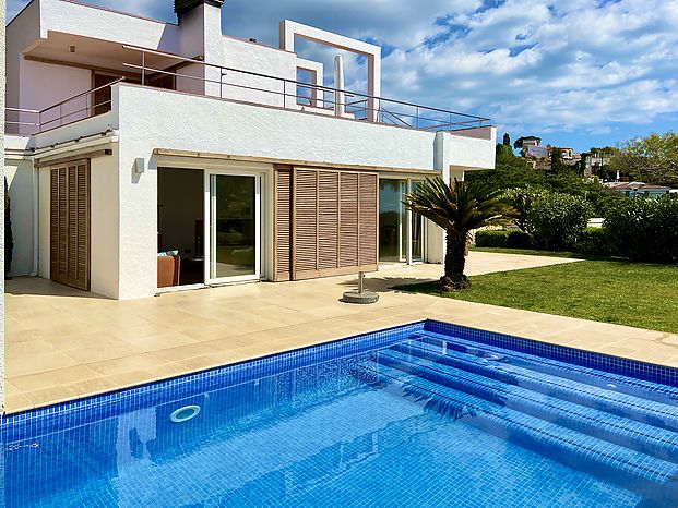 Villa with excellent garden and private swimming pool area for rent in Cala Canyelles.