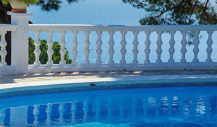 Villa en alquiler con vistas al mar y piscina en Cala Canyelles (Lloret de Mar)
