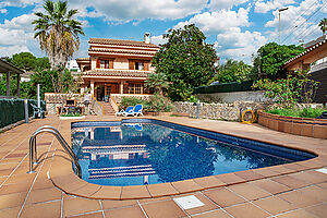 Wunderschöne Villa mit Pool zum Verkauf, nur 300 Meter vom Strand entfernt