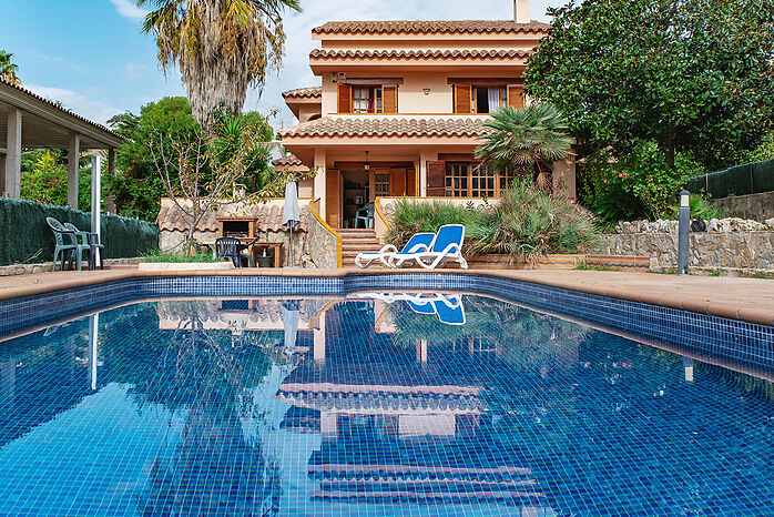 Magnificent Villa with pool for sale just 300 meters from the beach