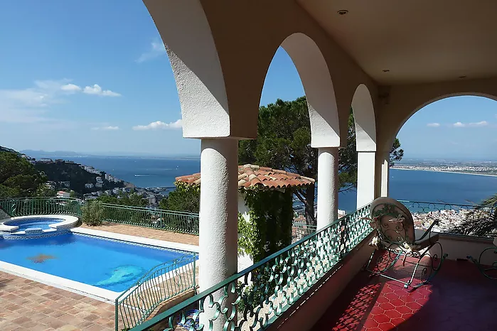 Magnificent villa for sale with tourist license and sea views.