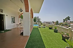 Villa en alquiler de vacacionescon piscina y vistas al mar