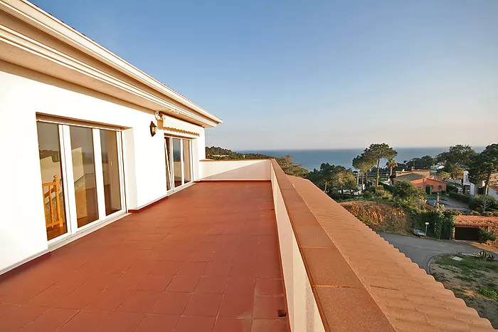Villa en alquiler de vacacionescon piscina y vistas al mar