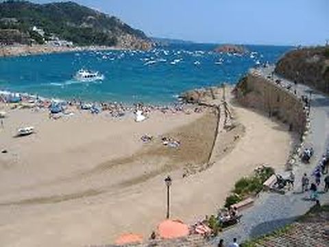 Playa de arena Platja Gran en Tossa de mar.