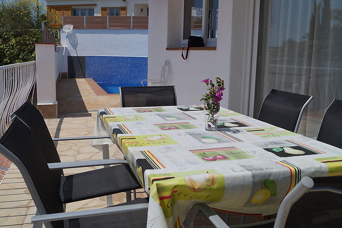 Moderna casa en alquiler con piscina y vistas al mar. (Cala Canyelles-Lloret de Mar) 