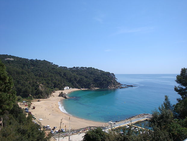 Schickes Ferienhaus mit sonniger Terrasse zur Vermietung in Cala Canyelles.