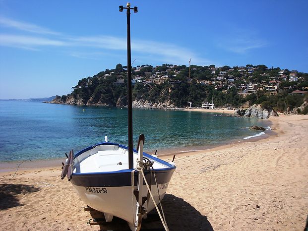 Casa de vacaciones con soleada terraza en alquiler en Cala Canyelles.