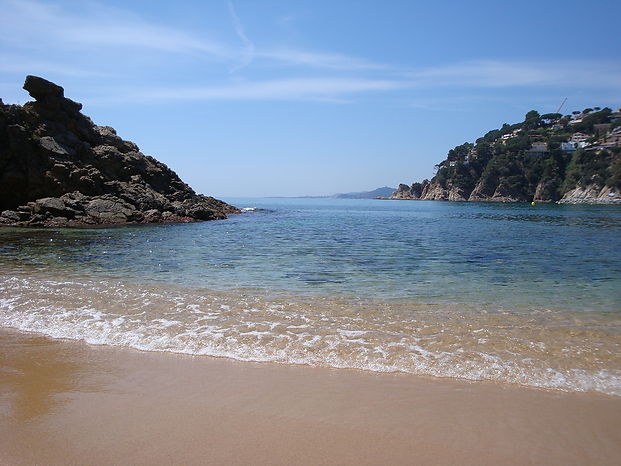 Casa de vacaciones con soleada terraza en alquiler en Cala Canyelles.