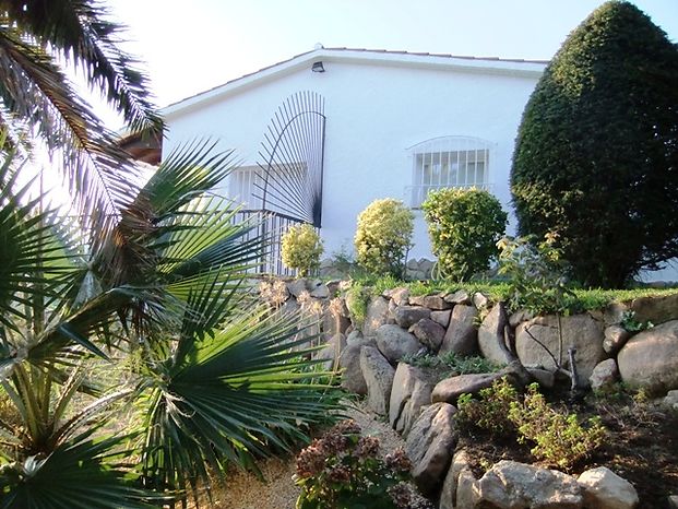 Villa en alquiler con espectaculares vistas al mar en Cala Canyelles.