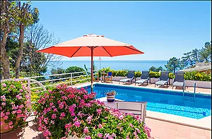 5-bedroom villa with pool, 900m from Cala Canyelles beach