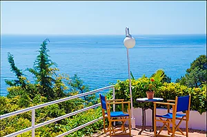 5-bedroom villa with pool, 900m from Cala Canyelles beach