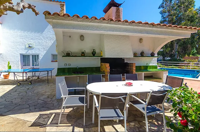 5-bedroom villa with pool, 900m from Cala Canyelles beach