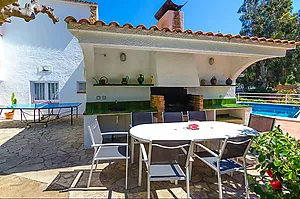5-bedroom villa with pool, 900m from Cala Canyelles beach