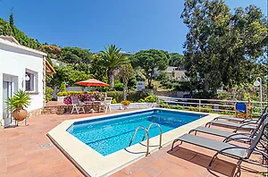 5-bedroom villa with pool, 900m from Cala Canyelles beach