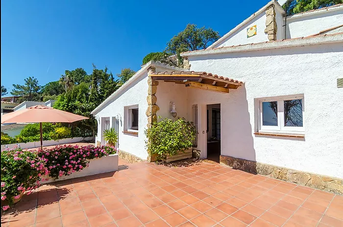 5-bedroom villa with pool, 900m from Cala Canyelles beach