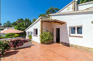 5-bedroom villa with pool, 900m from Cala Canyelles beach