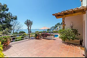 5-bedroom villa with pool, 900m from Cala Canyelles beach