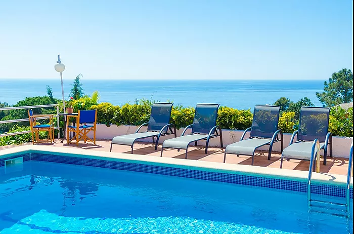 5-bedroom villa with pool, 900m from Cala Canyelles beach