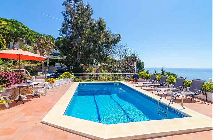 5-bedroom villa with pool, 900m from Cala Canyelles beach