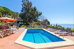 5-bedroom villa with pool, 900m from Cala Canyelles beach