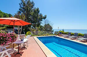 5-bedroom villa with pool, 900m from Cala Canyelles beach