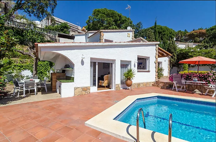 5-bedroom villa with pool, 900m from Cala Canyelles beach