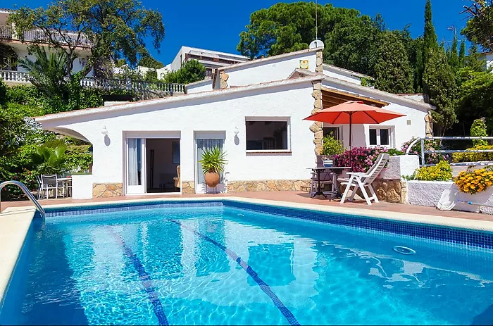 5-bedroom villa with pool, 900m from Cala Canyelles beach