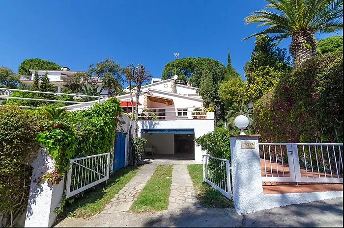 5-bedroom villa with pool, 900m from Cala Canyelles beach