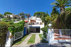 5-bedroom villa with pool, 900m from Cala Canyelles beach