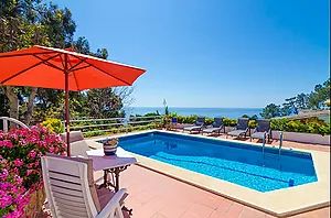 5-bedroom villa with pool, 900m from Cala Canyelles beach