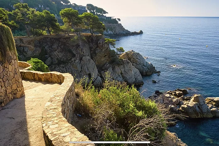 5-bedroom villa with pool, 900m from Cala Canyelles beach