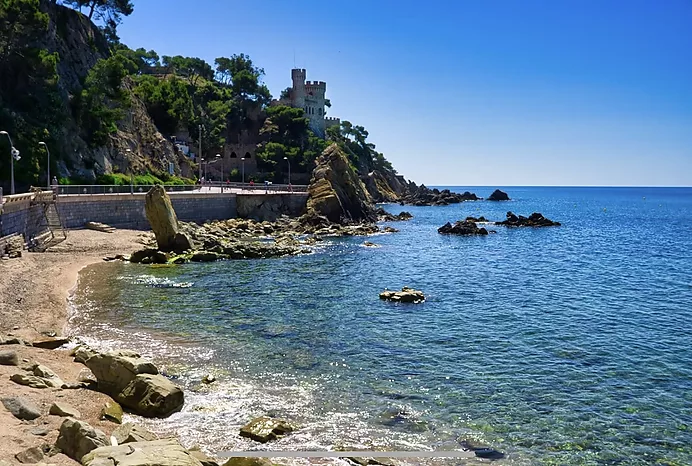 5-bedroom villa with pool, 900m from Cala Canyelles beach