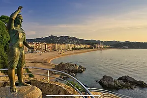 Casa de verano estilo ibicenco en alquiler (Cala Canyelles- Lloret de Mar)