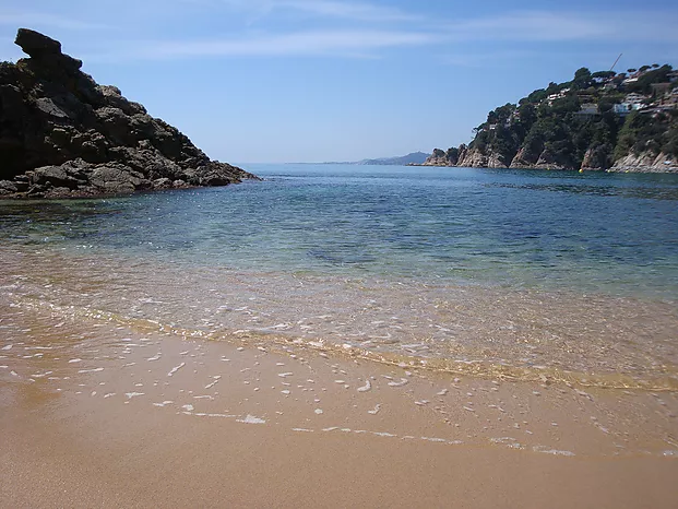 Casa de verano estilo ibicenco en alquiler (Cala Canyelles- Lloret de Mar)