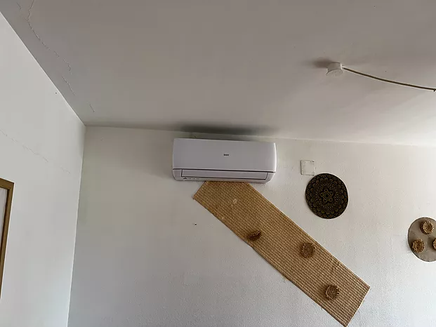 Logement de vacances avec 2 chambres près de la plage Cala Canyelles.