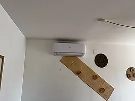 Logement de vacances avec 2 chambres près de la plage Cala Canyelles.