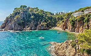 Logement de vacances avec 2 chambres près de la plage Cala Canyelles.