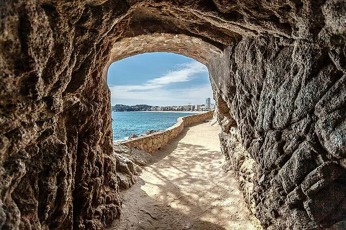 Logement de vacances avec 2 chambres près de la plage Cala Canyelles.