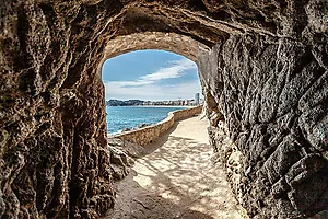 Logement de vacances avec 2 chambres près de la plage Cala Canyelles.