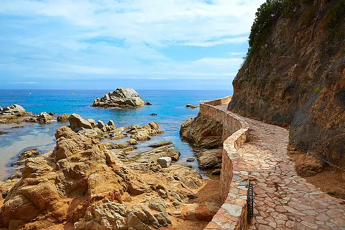 Logement de vacances avec 2 chambres près de la plage Cala Canyelles.