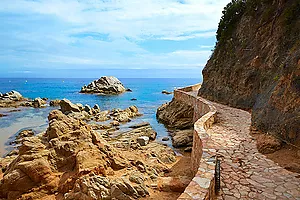 Logement de vacances avec 2 chambres près de la plage Cala Canyelles.