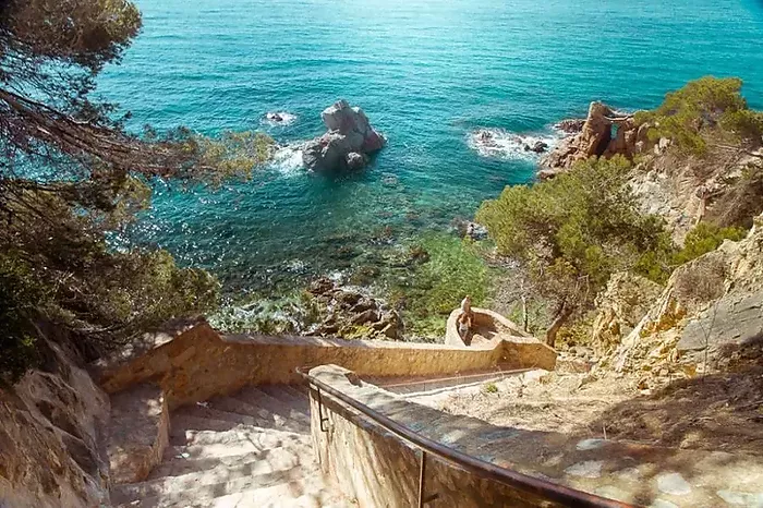 Logement de vacances avec 2 chambres près de la plage Cala Canyelles.