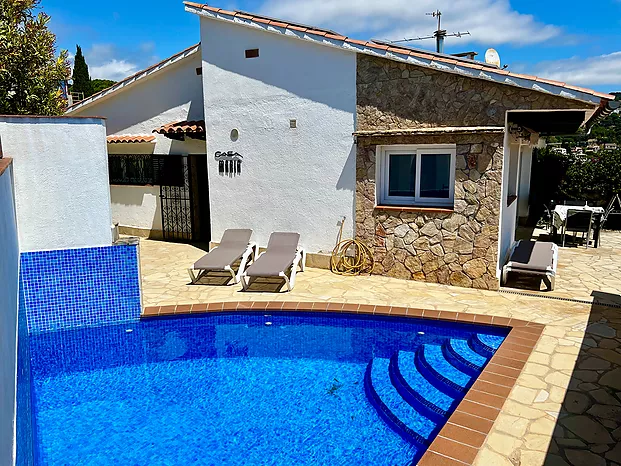 Maison moderne en location avec vue sur la mer et piscine. (Cala Canyelles-Lloret de Mar)