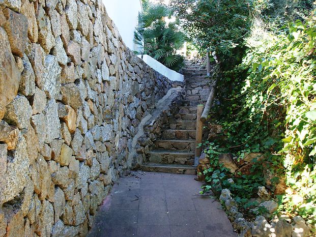 Charmantes Loft mit atemberaubendem Meerblick in Cala Canyelles zu vermieten.