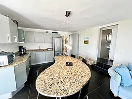 Villa avec piscine et superbe vue sur la mer à louer à Cala Canyelles.