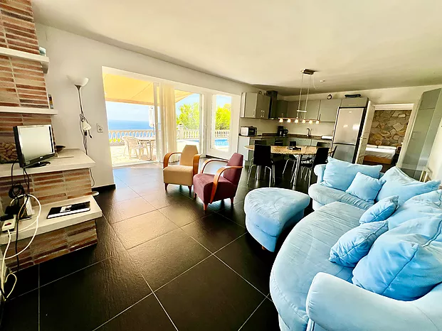 Villa avec piscine et superbe vue sur la mer à louer à Cala Canyelles.