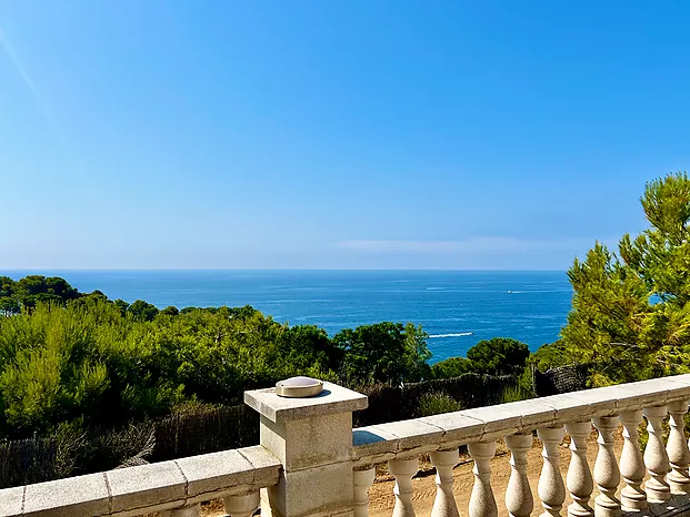 Villa avec piscine et superbe vue sur la mer à louer à Cala Canyelles.