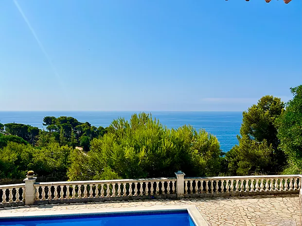 Villa avec piscine et superbe vue sur la mer à louer à Cala Canyelles.